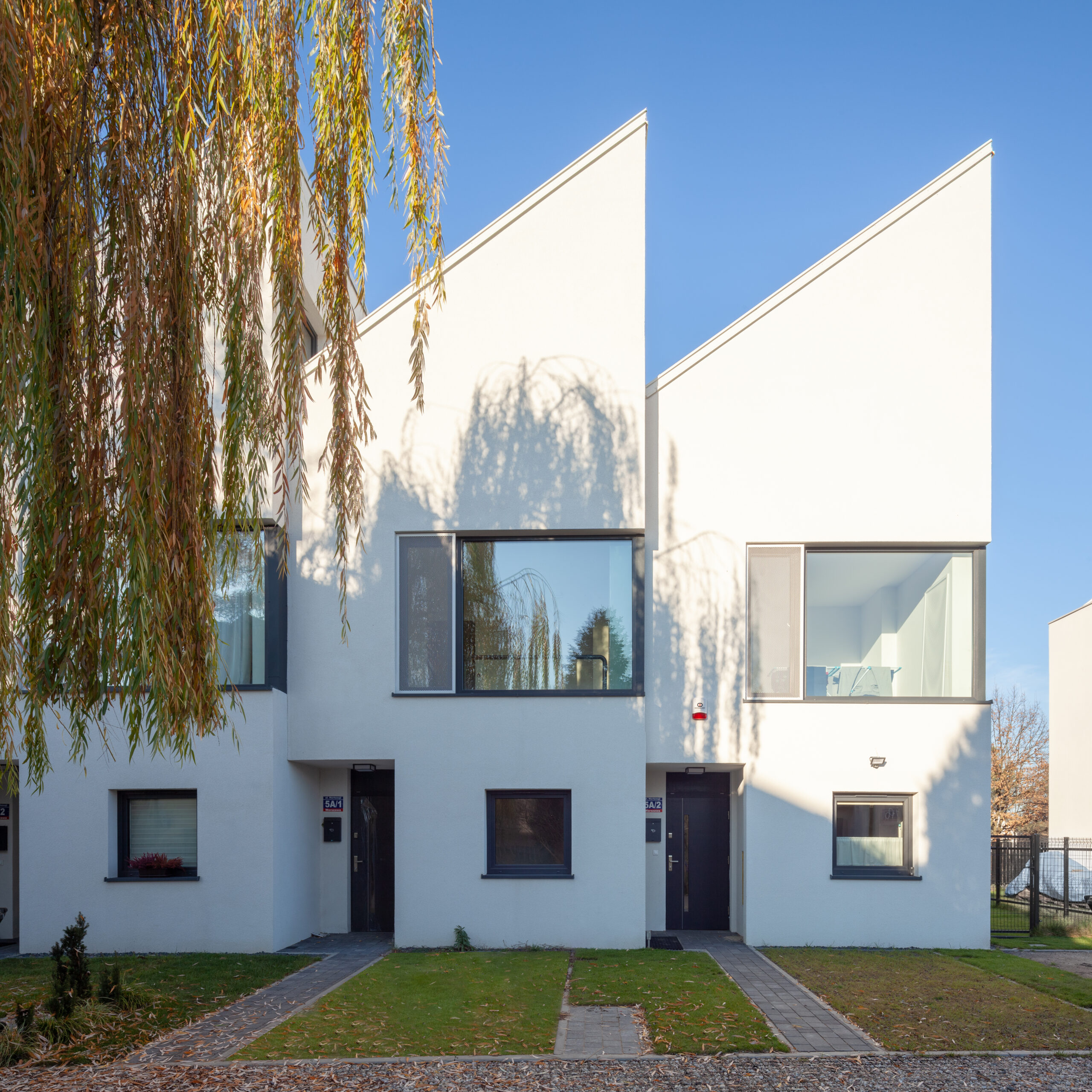 ''Białe Domy na warszawskim Wawrze - kameralne osiedle projektu 77Studio architektury''