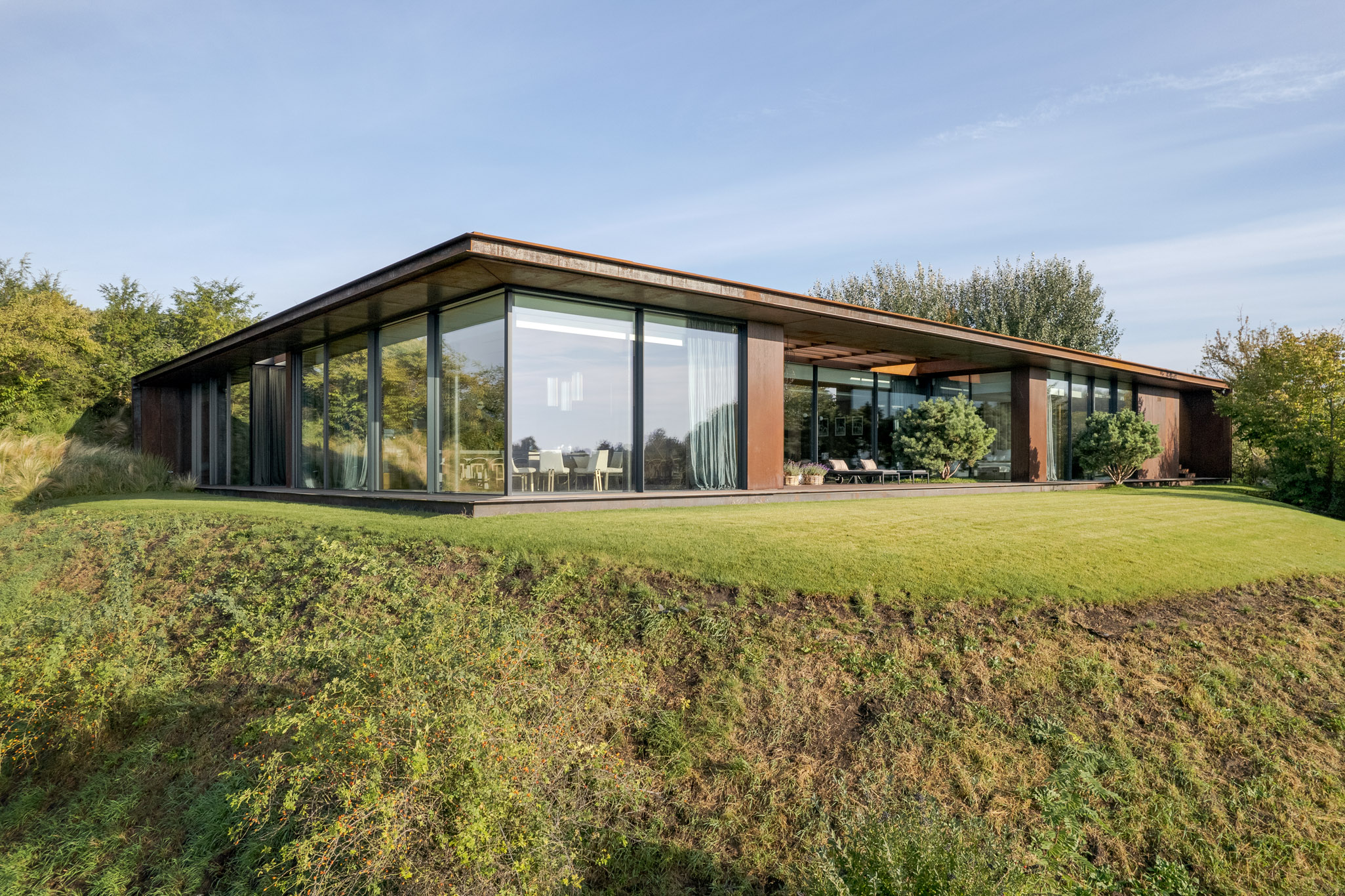 ''Tak wygląda najlepszy budynek jednorodzinny w Polsce. Dom wtopiony w nadwiślańską skarpę zdobył Nagrodę Roku SARP 2025''